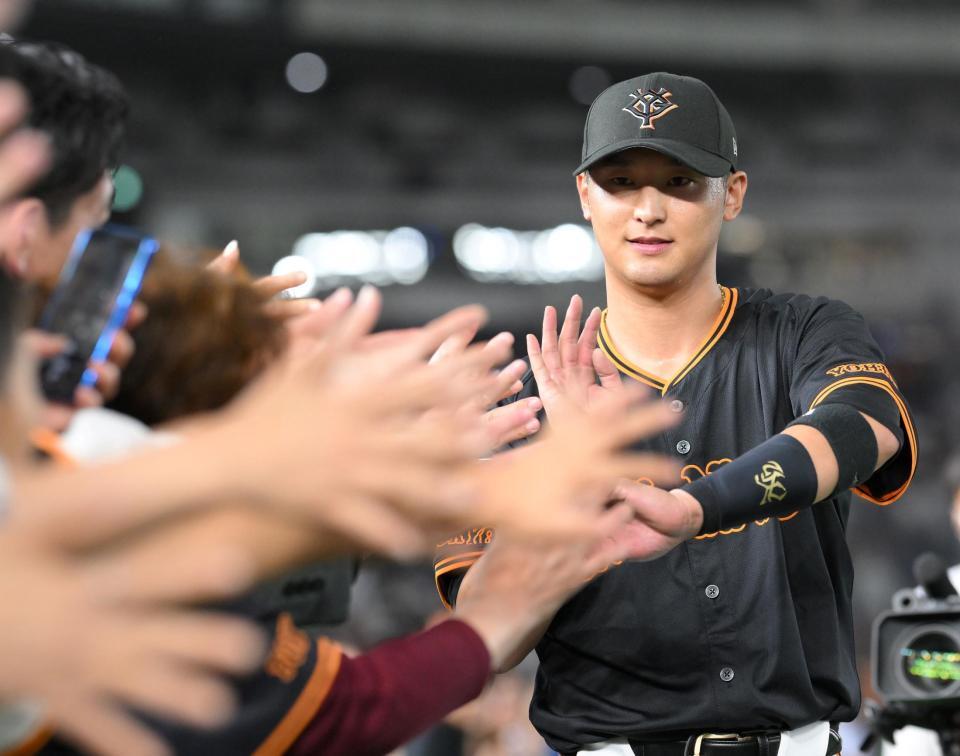 　連敗を止める３ランを放ち、ファンとハイタッチする吉川（撮影・伊藤笙子）