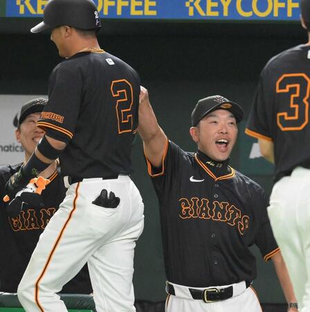 　８回、逆転３ランを放った吉川（手前）を迎える阿部監督（撮影・伊藤笙子）