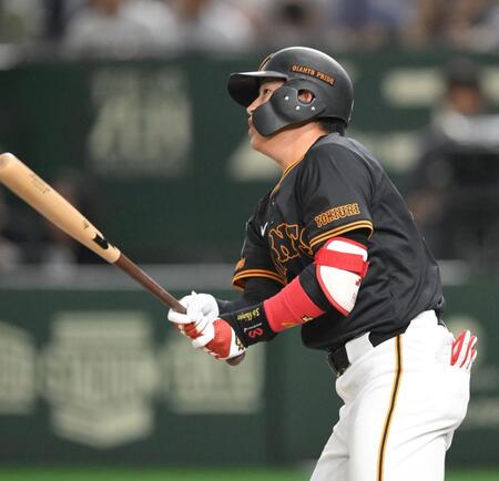 　４回、左越えソロを放つ増田陸（撮影・伊藤笙子）