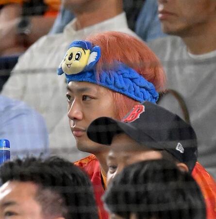 　巨人対中日戦を観戦する東海オンエア・てつや＝１６日