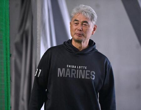 　室内で練習を見守る吉井監督（撮影・開出牧）