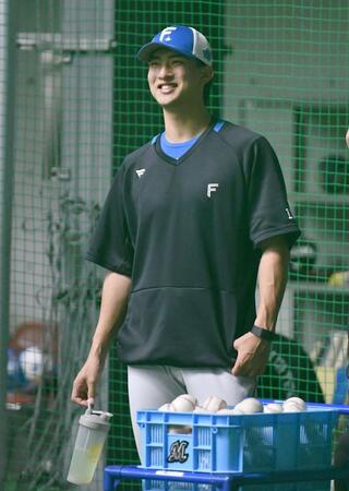 　試合前の練習で笑顔を見せる達（撮影・開出牧）