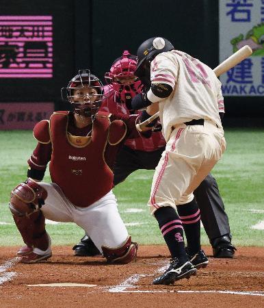 　２回ソフトバンク２死、嶺井が死球を受ける。捕手堀内＝みずほペイペイドーム