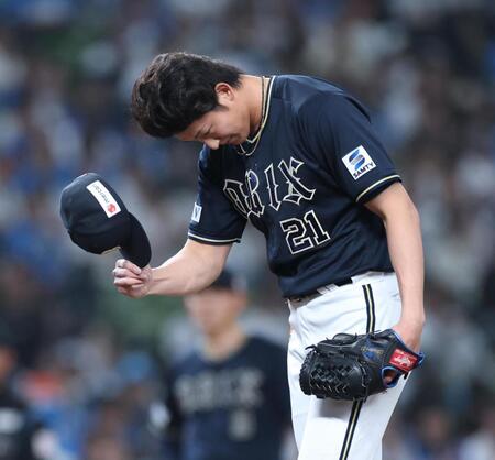 　６回、平沼に死球を与え謝罪する山崎（撮影・金田祐二）