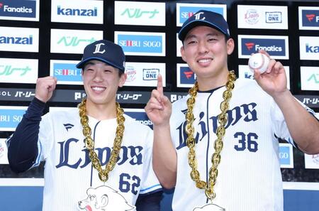 　お立ち台で笑顔のサヨナラ打の滝沢とプロ入り初勝利の山田（撮影・金田祐二）