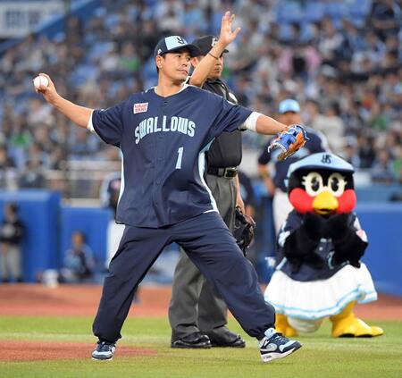 　始球式で投球する伊藤英明（撮影・佐藤厚）