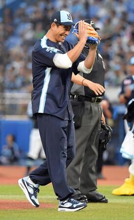 　投球後、笑顔を見せる伊藤英明（撮影・佐藤厚）