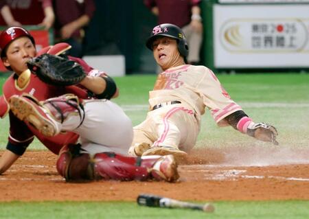 　５回、栗原の一ゴロで生還する佐藤直。捕手堀内