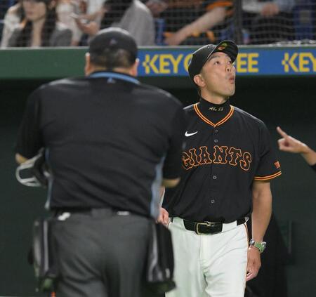 　７回の攻撃を終え、選手交代を告げに球審の元へ向かう阿部監督（撮影・伊藤笙子）