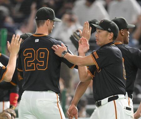 　３勝目を挙げたグリフィン（左）を労う阿部監督（撮影・伊藤笙子）