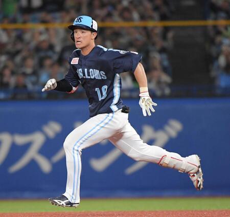 　８回、宮本丈は右線に勝ち越しの適時二塁打を放つ（撮影・佐藤厚）