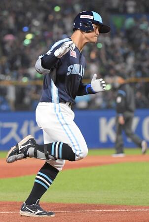 　７回、茂木は右越えに５号逆転３ランを放つ（撮影・佐藤厚）