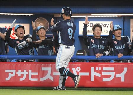 　７回、茂木は右越えに５号逆転３ランを放ち、ナインに迎えられる（撮影・佐藤厚）