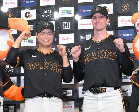 　お立ち台でガッツポーズを見せる中山（左）とグリフィン（撮影・伊藤笙子）