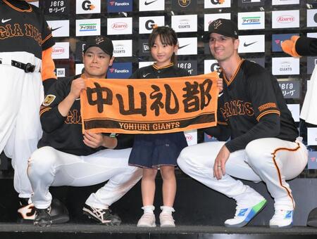 　ファンの子どもと笑顔を見せる中山（左）とグリフィン（右）＝撮影・伊藤笙子