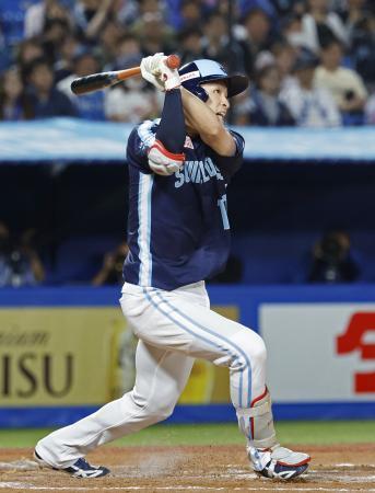 　８回ヤクルト１死二塁、代打宮本が右翼線に決勝打となる適時二塁打を放つ＝神宮