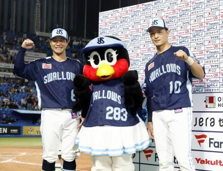 　ＤｅＮＡに勝利し、お立ち台でポーズをとるヤクルト・茂木（左）と宮本＝神宮