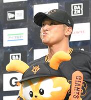 　お立ち台で言葉を詰まらせる吉川（撮影・伊藤笙子）