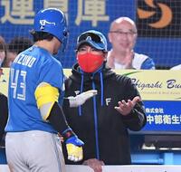 　７回、３ランを放った水野（左）を迎える新庄監督