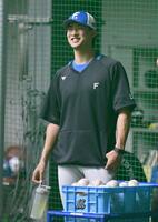 　試合前の練習で笑顔を見せる達（撮影・開出牧）