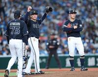 　４回、マウンドで厳しい表情の東。右は適時失策の野口（撮影・金田祐二）