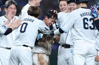 　１０回サヨナラ打を放ち祝福される滝沢（撮影・金田祐二）