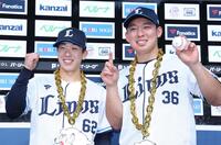 　お立ち台で笑顔のサヨナラ打の滝沢とプロ入り初勝利の山田（撮影・金田祐二）