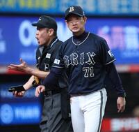 　厳しい表情の岸田監督（撮影・金田祐二）