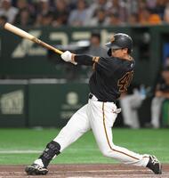 　２回、中前へ先制適時打を放つ中山（撮影・伊藤笙子）