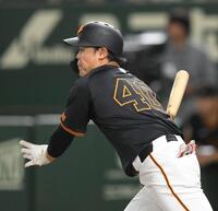 　２回、中前へ先制適時打を放つ中山（撮影・伊藤笙子）