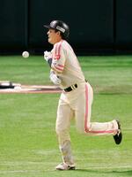 　５回、栗原が一ゴロを放ち一塁に向かうが一塁手阿部からの送球が体に当たる