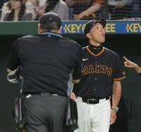 　７回の攻撃を終え、選手交代を告げに球審の元へ向かう阿部監督（撮影・伊藤笙子）