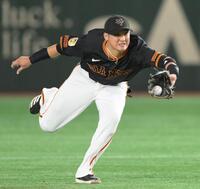 　５回、山本のハーフライナーを好捕する二塁手の吉川（撮影・伊藤笙子）