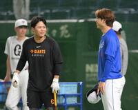 　試合前、談笑する中山（左）と高橋宏（撮影・伊藤笙子）