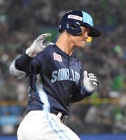 　７回、茂木は右越えに５号逆転３ランを放つ（撮影・佐藤厚）