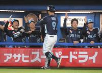 　７回、茂木は右越えに５号逆転３ランを放ち、ナインに迎えられる（撮影・佐藤厚）