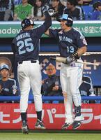 　５回、サンタナ（左）は右越えに３号ソロを放ち、オスナに迎えられる（撮影・佐藤厚）