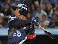 　５回、サンタナは右越えに３号ソロを放つ（撮影・佐藤厚）