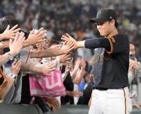 　決勝タイムリーで勝利に貢献し、ファンとハイタッチする中山（撮影・伊藤笙子）