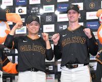 　お立ち台でガッツポーズを見せる中山（左）とグリフィン（撮影・伊藤笙子）