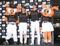 　お立ち台で笑顔を見せる中山（中央左）とグリフィン（同右）＝撮影・伊藤笙子