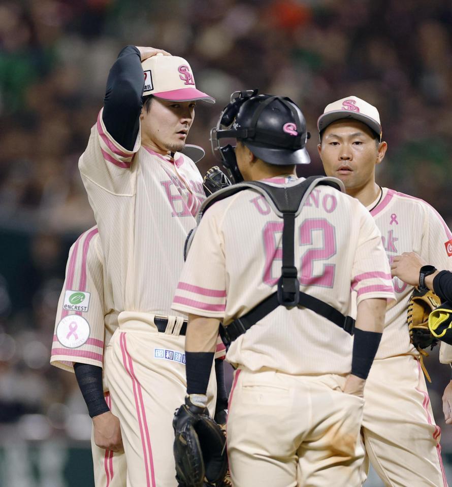 　５回、適時打を許した有原（左）のもとに集まるソフトバンクナイン＝みずほペイペイドーム