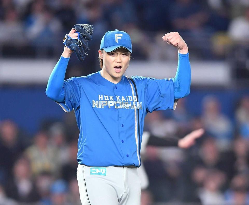 　９回、完封での勝利にガッツポーズする山崎（撮影・開出牧）