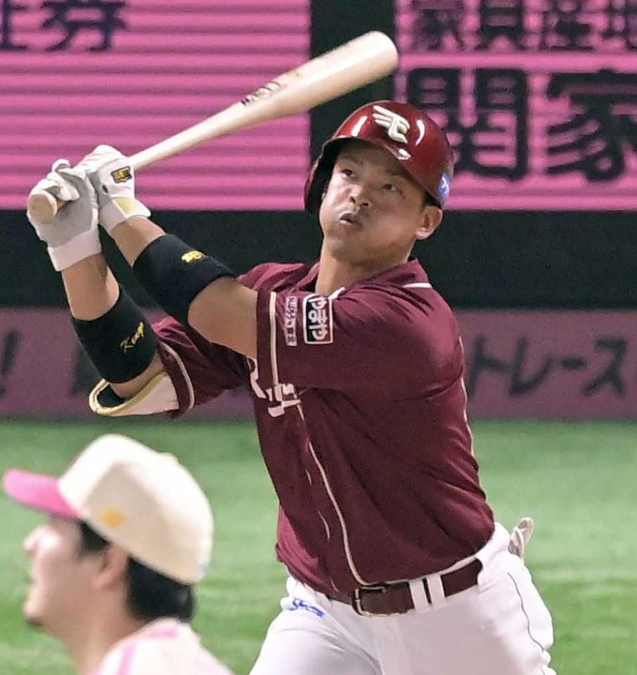 　６回、堀内は右越えに２ランを放つ