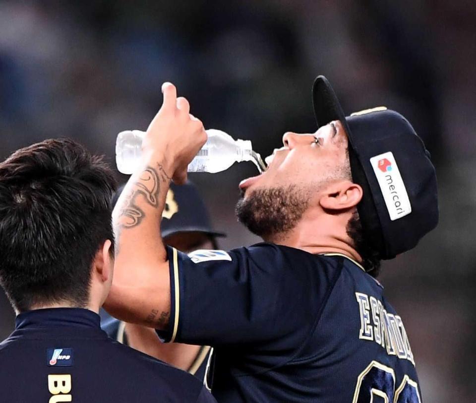 　２回、水分補給するオリックス先発のエスピノーザ