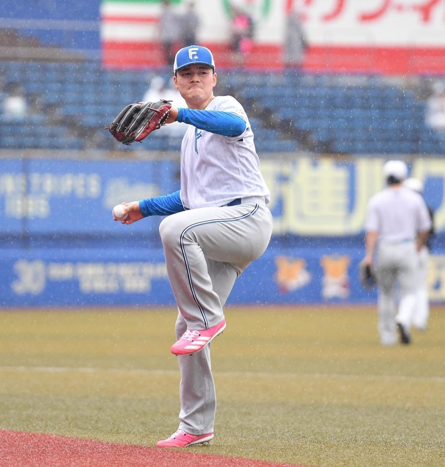 　雨のグラウンドで練習する清宮幸（撮影・開出牧）