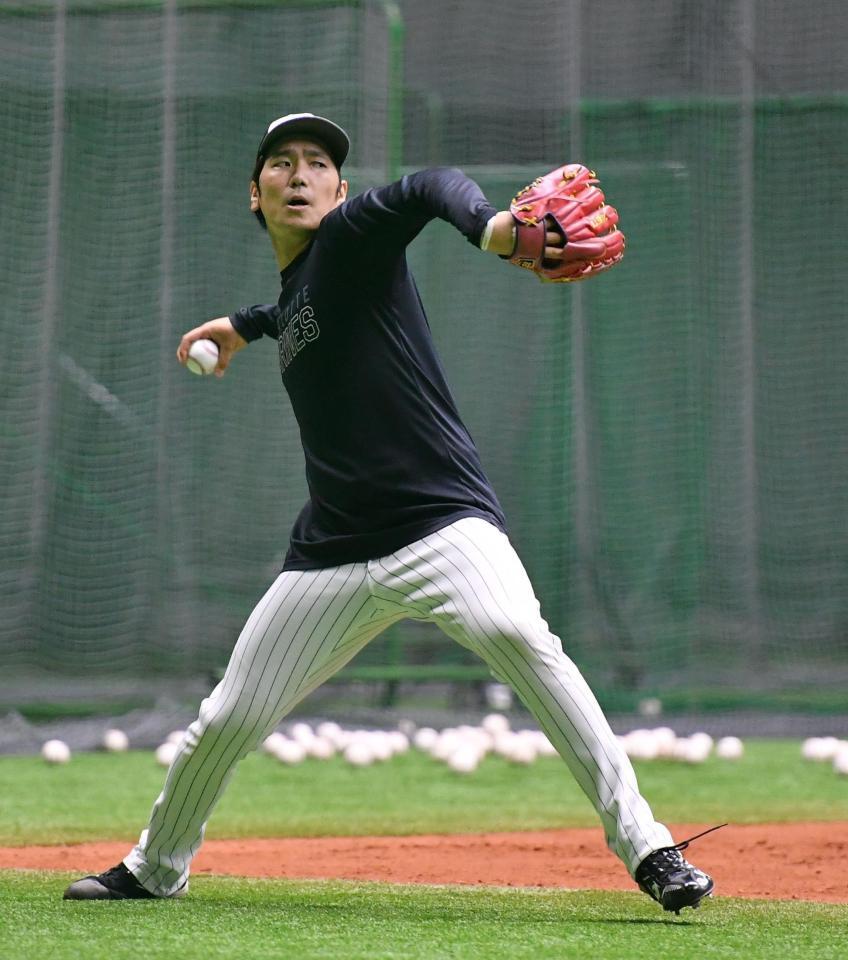 　室内でキャッチボールする石川柊（撮影・開出牧）