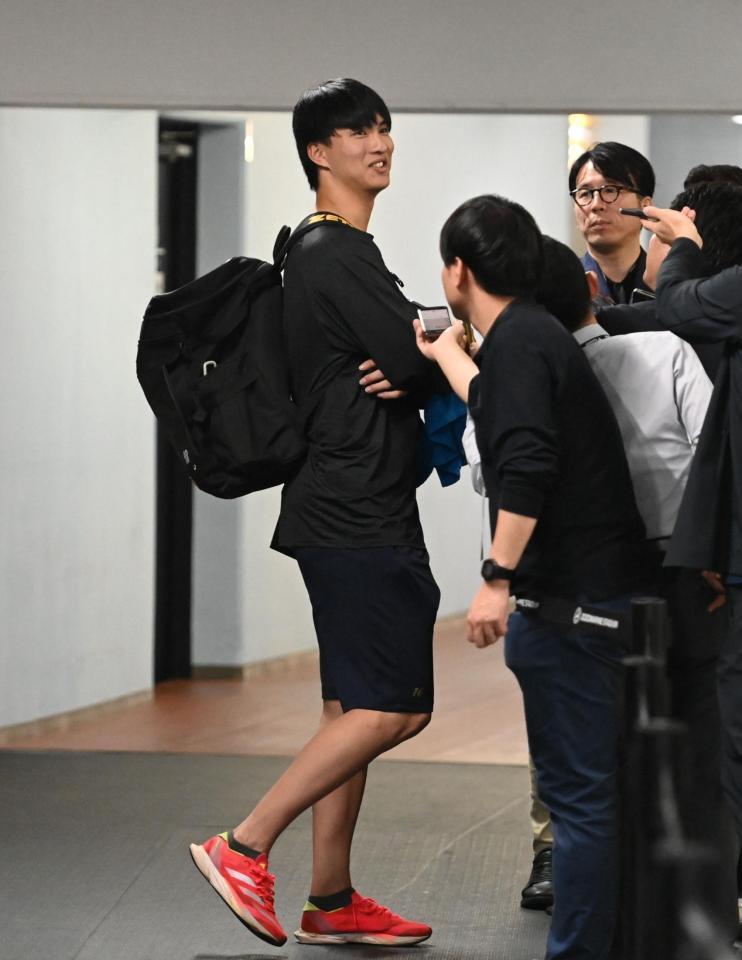 　雨天中止で登板が流れ、残念そうに取材に応じる達（撮影・開出牧）