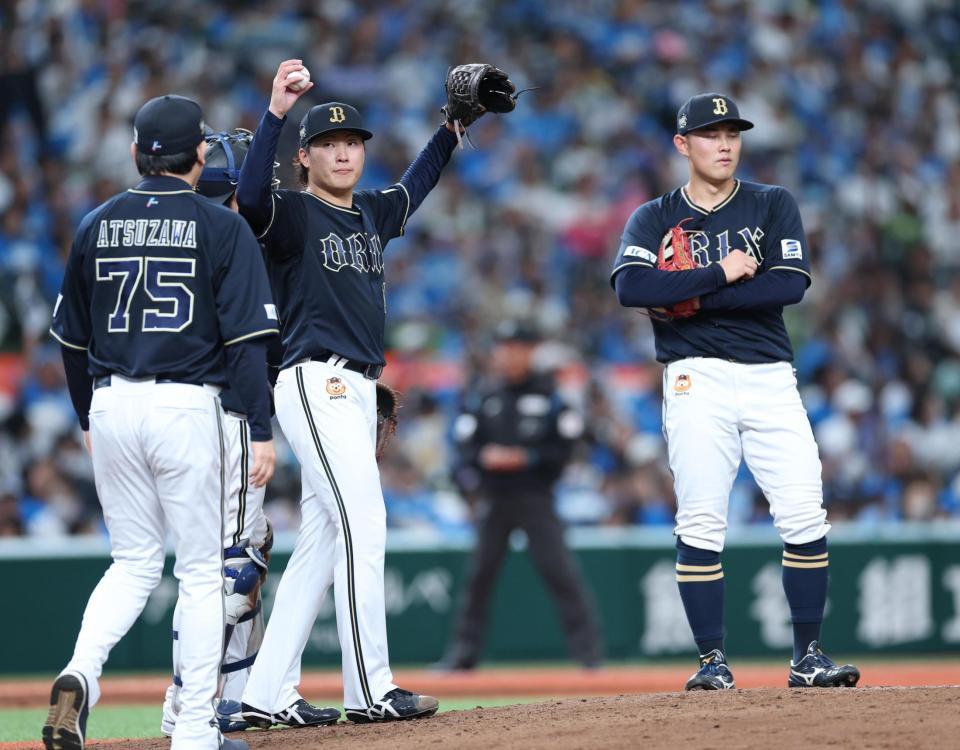 　４回、マウンドで厳しい表情の東。右は適時失策の野口（撮影・金田祐二）