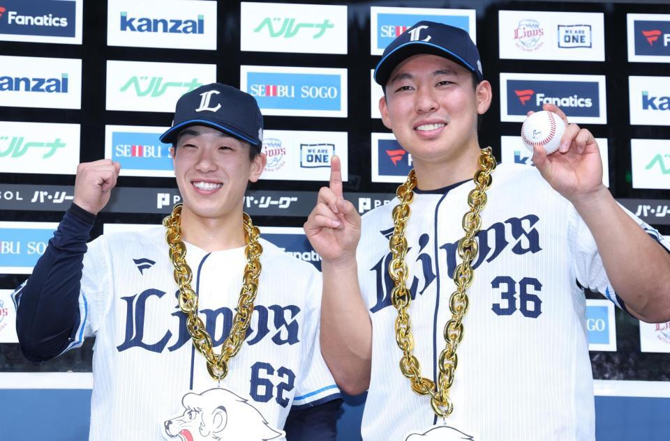 　お立ち台で笑顔のサヨナラ打の滝沢とプロ入り初勝利の山田（撮影・金田祐二）